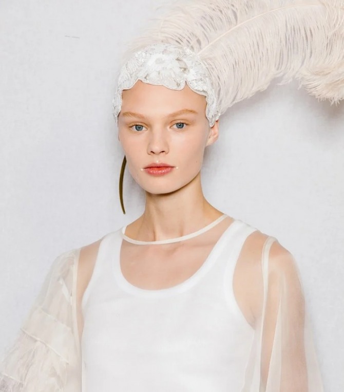 модный декор женских причесок на весну-лето 2020 года - белая шапочка с огромным розовым пером