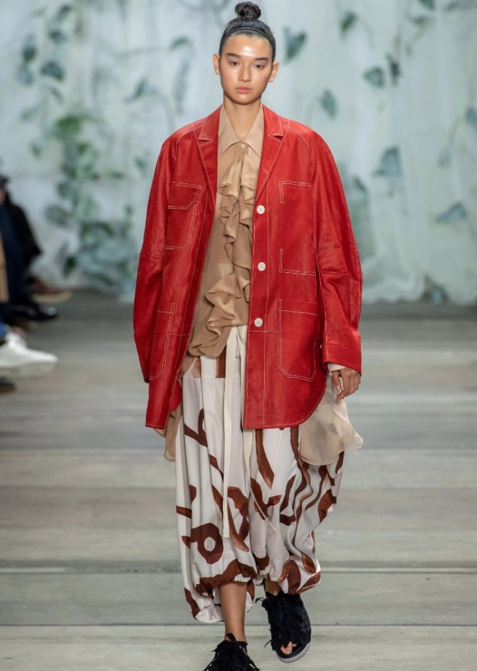 красная куртка оверсайз из кожи в комплекте с юбкой миди и блузкой - модный показ Australia Resort 2020