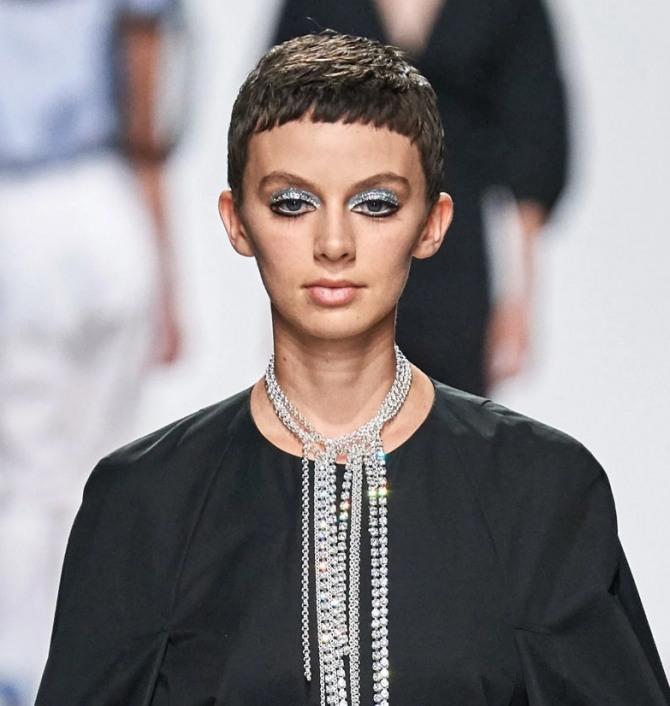 вечерняя прическа весна-лето 2020 года для коротких волос - к черному платью, фото с модного показа Lutz Huelle