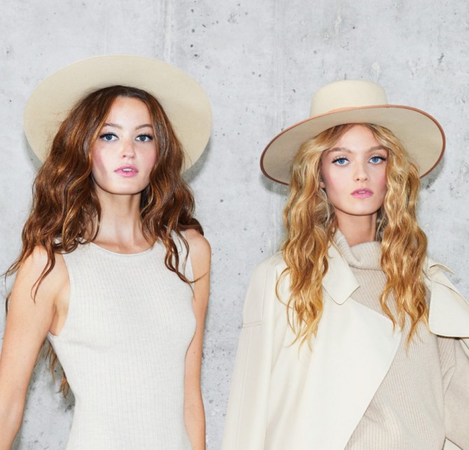 фото модных головных уборов на весну-лето 2020 года -  светлые шляпы и плоскими полями для девушек с длинными волосами