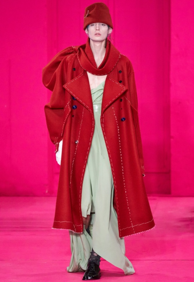 красное двубортное пальто с фантазийными рукавами и крупными лацканами для любого типа фигуры - элегантный образ на весну 2020 года из кутюрной коллекции Maison Margiela