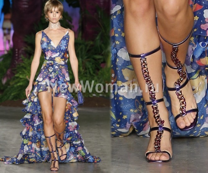 стильный вечерний летний лук с модного показа бренда GCDS - платье-маллет с гладиаторами из металлических ремешков и цепочек