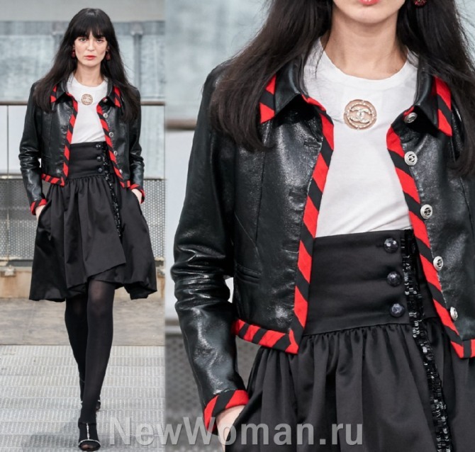 черная укороченная кожаная куртка, декорированная по краям тесьмой красного цвета с красивой пышной короткой юбкой на широком поясе с запахом - стильный лук с модного показа Chanel (неделя моды в Париже Весна-Лето 2020)