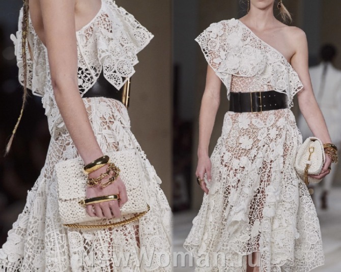 летний образ 2020 от модного дома Alexander McQueen - какую сумку носить с белым ажурным кружевным платьем на одно плечо и с черным широким ремнем