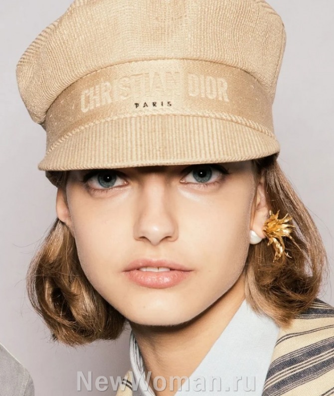 дамская фуражка из вельвета от Christian Dior - актуальные направления в моде на головные женские уборы сезона весна-лето 2020 года