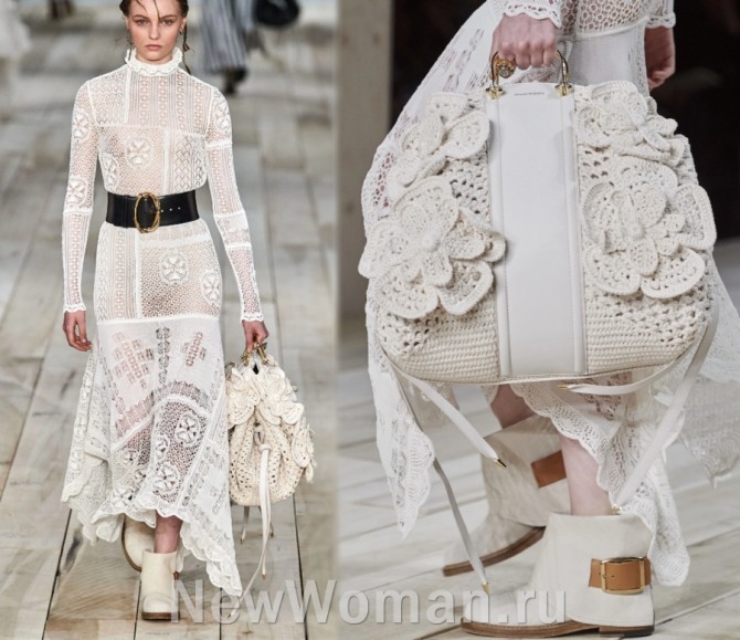 вязаные сумки - весенний стильный образ - белое вязаное платье макси с белыми полусапожками на плоской подошве и объемной сумкой с вязаными цветами-аппликациями - коллекция весна-лето 2020 Alexander McQueen