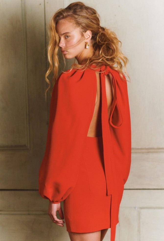 роскошное мини платье красного цвета с оголенной спиной и пышными длинными рукавами - идеи что надеть 8 марта в ресторан