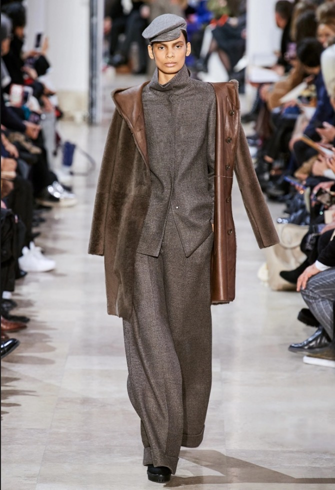 женская мода осень-зима 2020-2021 - искусственные дубленки выше колена коричневого цвета - фото из коллекции Akris