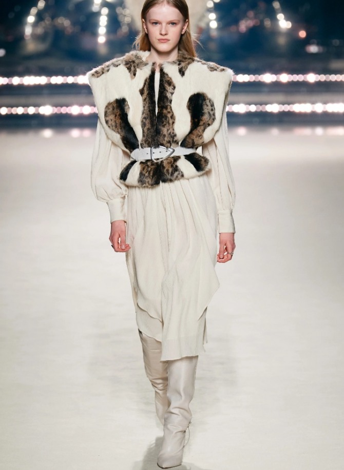 Жилет из искусственного меха с увеличенной шириной плеч и кожаным ремнем - тренды в женской зимней одежде сезона осень-зима 2020-2021