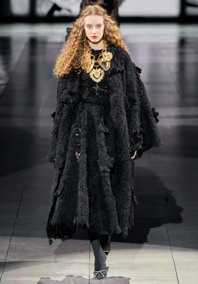 красивое объемное кружевное черное дамское пальто с широкими рукавами