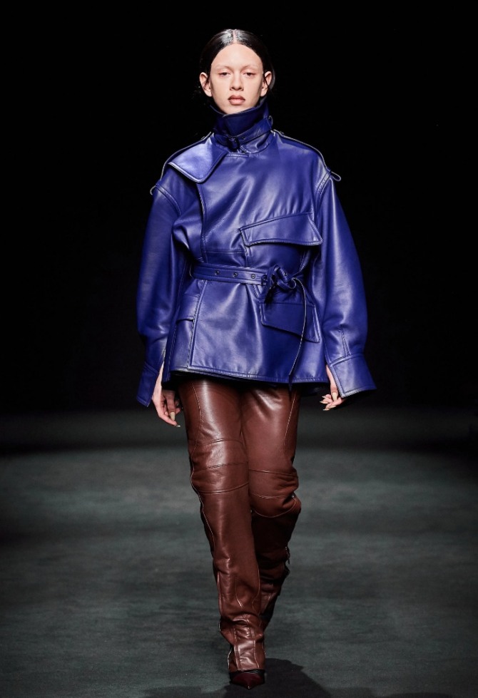 кожаная куртка интересного фасона в сине-фиолетовой цветовой гамме - тренды курточной женской моды осень-зима 2020-2021
