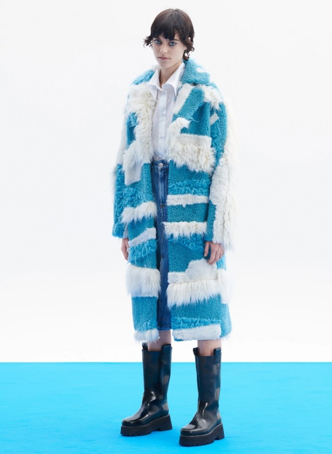  Молодежная зимняя одежда для девушек 2021 года - шубка до колена цвета аквамарин, декорированная белыми полосками меха с длинным ворсом
