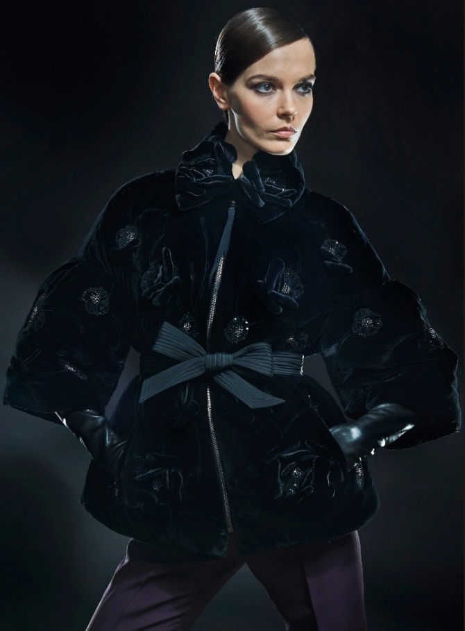 роскошная женская куртка из бархата темно-изумрудного цвета с поясом от модного дома J. Mendel - коллекция осень-зима 2020-2021