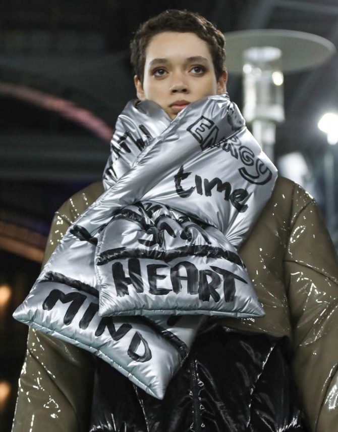 дутый шарф серого цвета к модному пуховику и блестящим покрытием - тренды 2021 года
