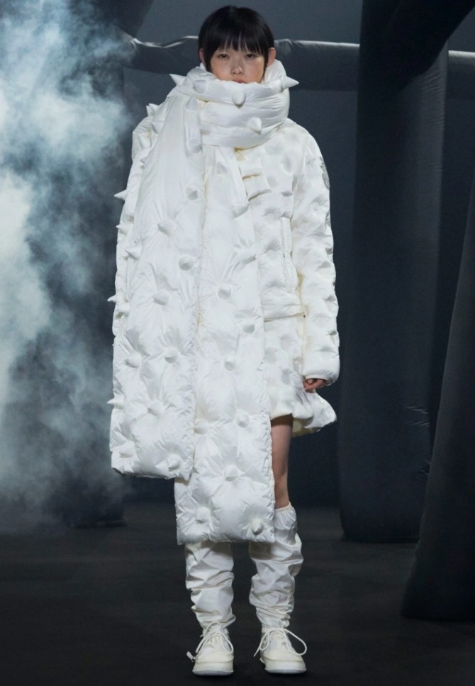 зимний образ для модной девушки белая стеганая пуховая куртка с дутым длинным шарфом и белыми сапогами - тренды осень-зима 2020 2021