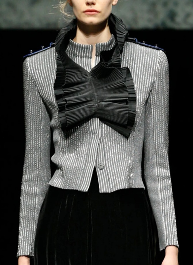 короткий приталенный жакет цвета серебра в полоску с воротником-стойкой от бренда Giorgio Armani осень-зима 2020-2021, модель декорирована жабо и погонами черного цвета