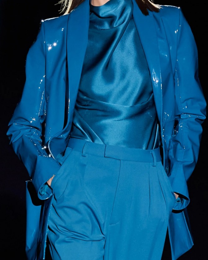 люксовый вечерний образ осень-зима 2020-2021 от модного дома LaPointe в стиле тотал-лук с пиджаком из лака, блузкой и брюками в темно-голубой цветовой палитре