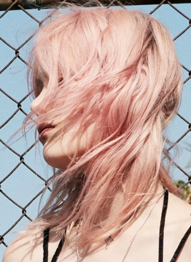 стрижка осень 2020 с модных показов на розовых волосах