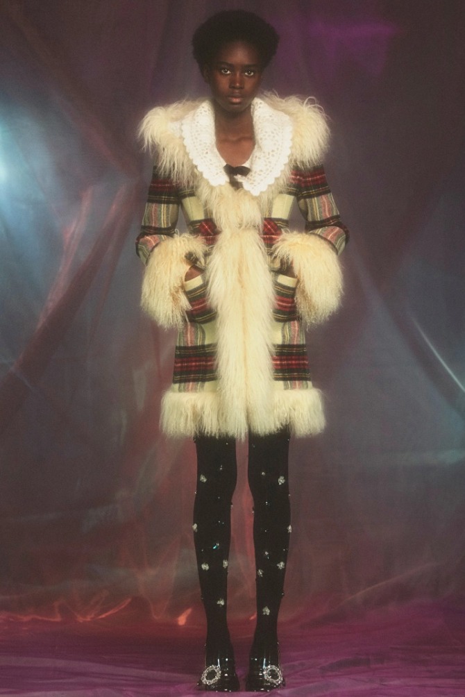 красивое модное пальто для девушки в крупную цветную клетку - короткий фасон с мехом