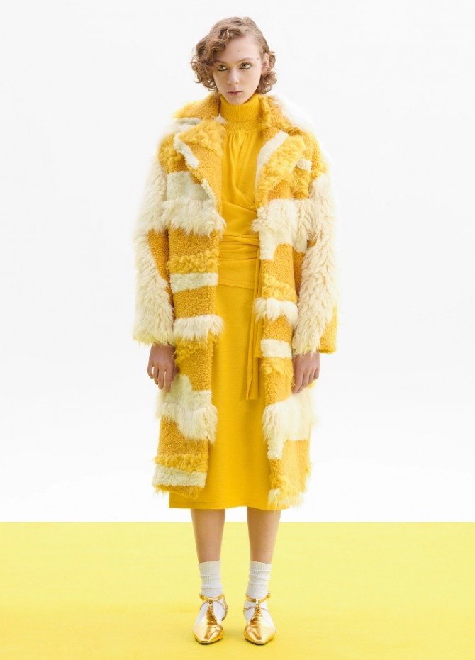 модный зимний монолук для девушки - образ в желтой цветовой палитре, шубка из желтых и светло-желтых полос меха