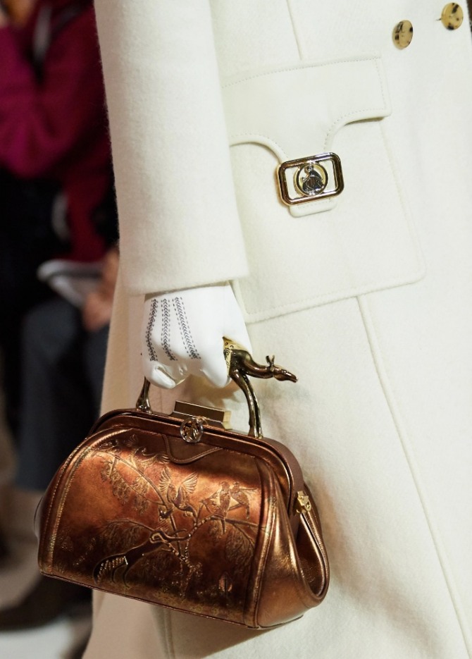 Lanvin, коллекция сумок 2021 года - нарядная блестящая модель медно-коричневый голд с ручкой, форма - ридикюль с жестким каркасом 