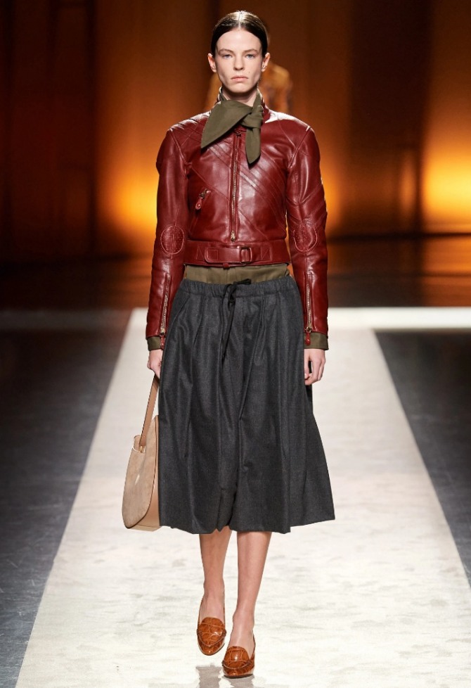 женская осенняя модная кожаная укороченная куртка от бренда Tod’s осень-зима 2020-2021