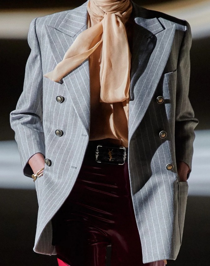 стильный женский двубортный пиджак серого цвета в белую полоску -модель от бренда Saint Laurent с широкими мужскими плечами м накладными карманами