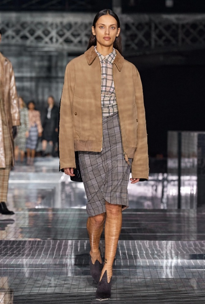 стильная женская куртка цвета кофе с молоком из замши от стилистов модного дома Burberry - фото новинок с модных показов на 2021 год