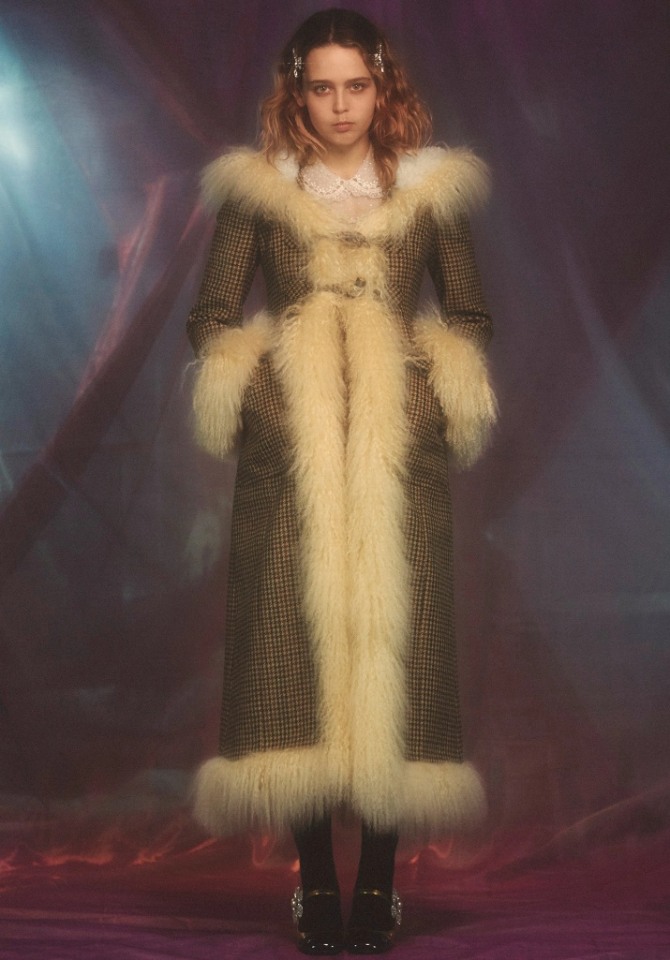 девушка в модном зимнем пальто из ткани в мелкую клетку с меховой отделкой сезона 2020-2021