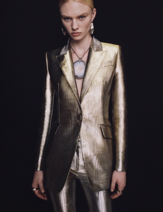 женский пиджак с застежкой на одну пуговицу из золотой металлизированной ткани