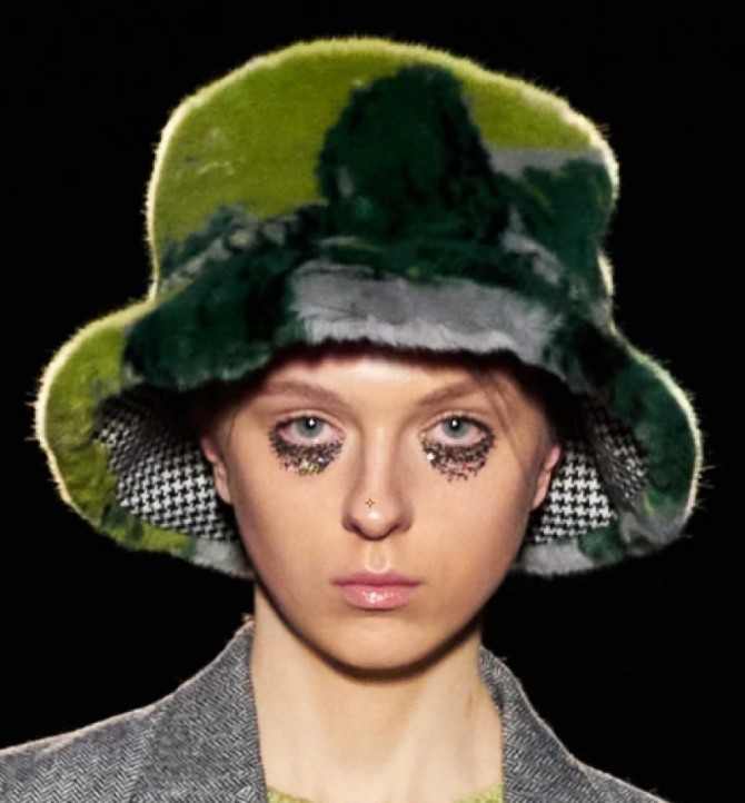 фото модных зимних меховых шляп сезона осень-зима 2020-2021 - модный показ бренда Vivetta