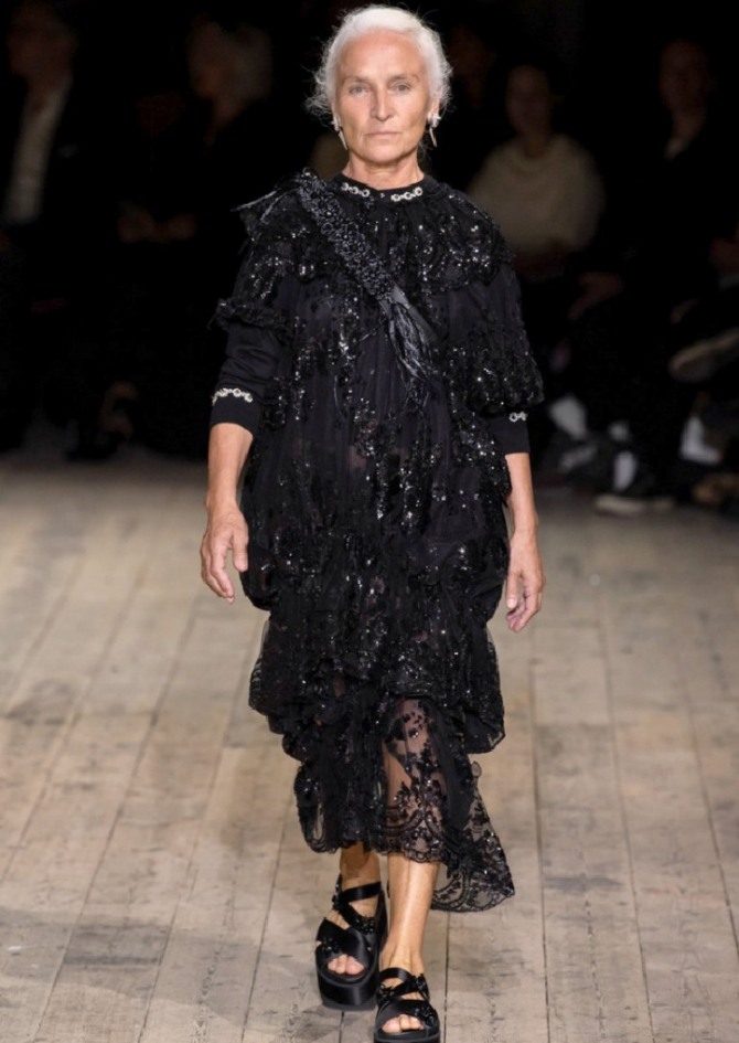 модные платья для женщин за 70 на 2020 и 2021 год, нарядное черное легкое платье с блестками от бренда Simone Rocha