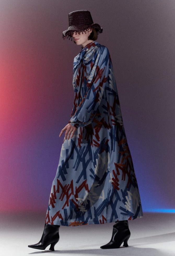длинное платье свободного кроя с геометрическим принтом в ансамбле с шляпкой и сапогами - образ для взрослой женщины за 60