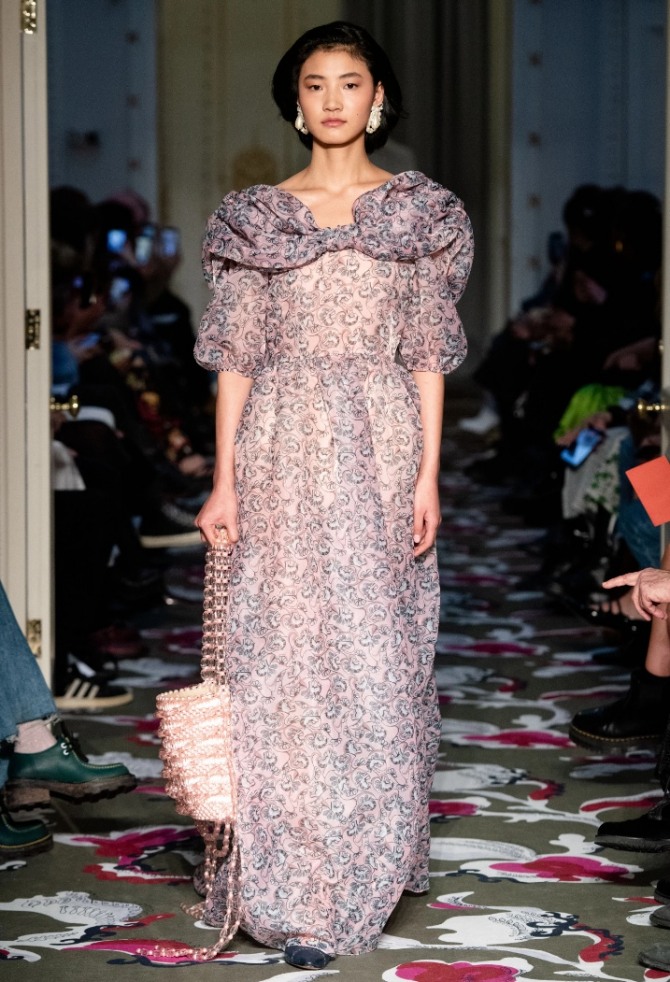 пышное шифоновое платье с сумкой, декорированной бусами из розового стекляруса
