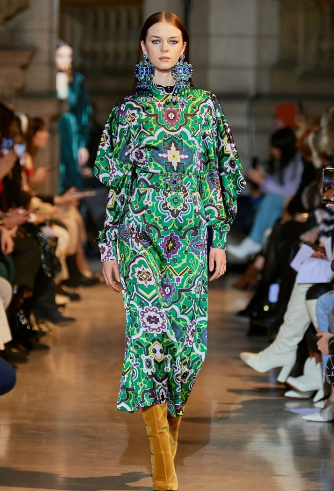 шелковые нарядные платья с ярким принтом для дам пенсионного возраста от бренда Andrew Gn