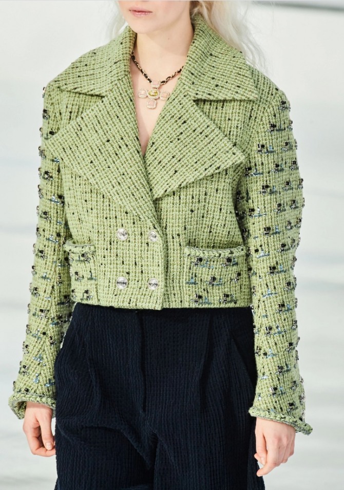 куртка-жакет нежно-салатового цвета от модного дома Chanel с двубортной застежкой и небольшими карманами - тренды 2021 года