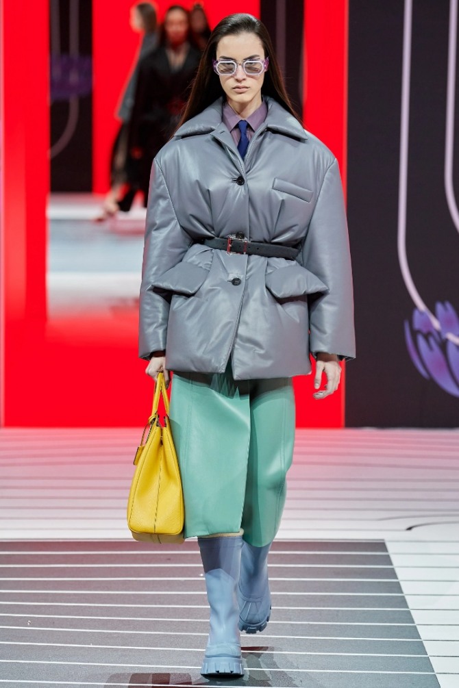 дутая нейлоновая серая куртка для дождливой осенней погоды - тренды высокой моды 2021, бренд Prada