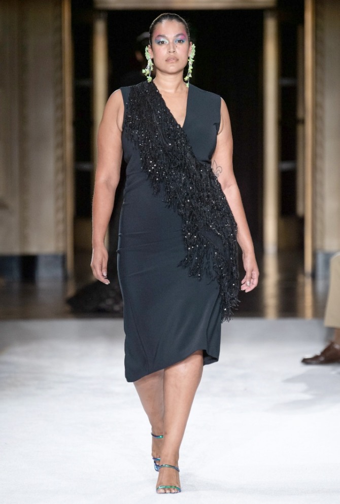 мода для женщин 60 плюс - черное платье миди без рукавов с блестящим красивым декором-аппликацией