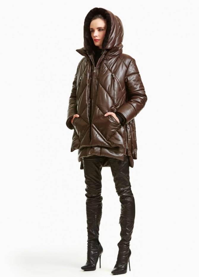 какие куртки-парки для девушек модные в 2021 году - коричневая стеганая мягкая нейлоновая модель с капюшоном с ансамбле с кожаными сапогами-чулками - фото с подиума, дизайнерский дом Dennis Basso