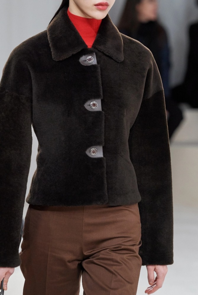 модная приталенная женская куртка из темно-коричневого плюша - тренды в женской уличной одежде на 2021 год
