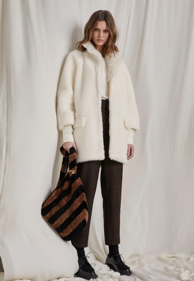 белая меховая куртка с коричневыми брюками от Simonetta Ravizza - фото с модного показа Simonetta Ravizza осень-зима 2020-2021
