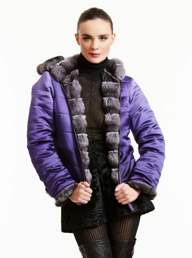 подиум осень-зима 2020-2021 - теплая светло-фиолетовая куртка для девушки с меховой опушкой