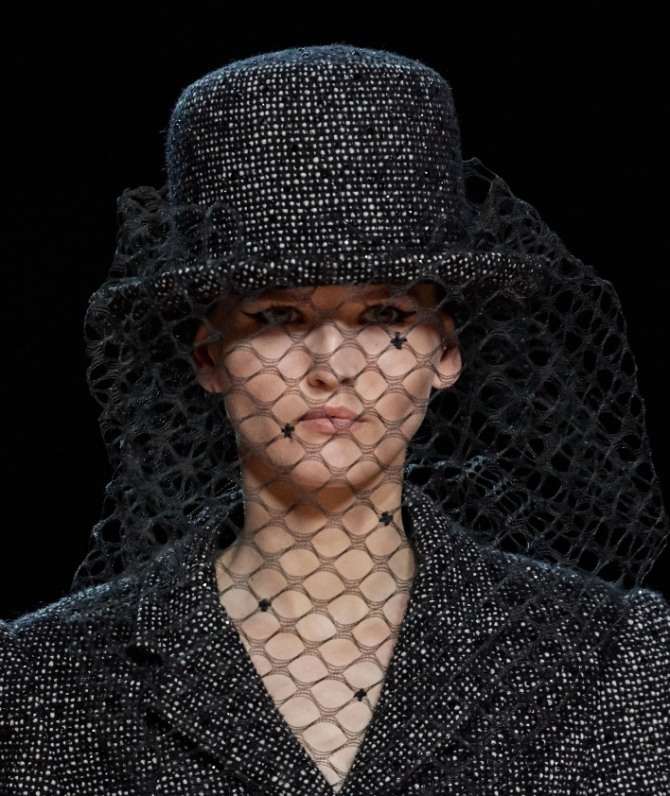 женская шляпа-котелок из твида с вуалью - ретро-лук с модного показа Marc Jacobs осень-зима 2020-2021