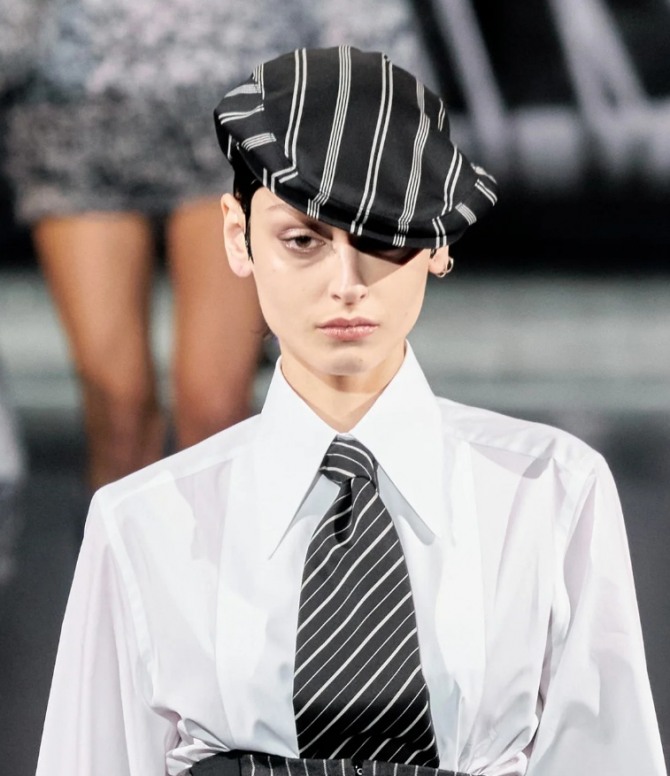 дамская кепка-блин с наклоном в одну сторону, имеющая белые полоски на черном фоне - тренды осень-зима 2020 от модного дома Dolce & Gabbana