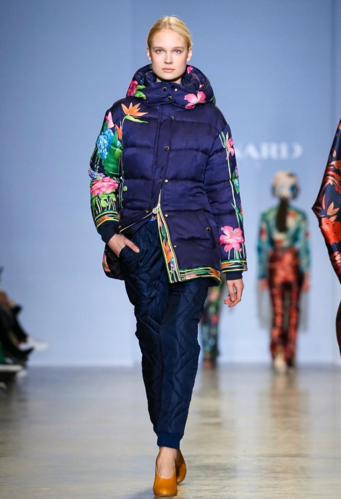самые красивые зимние пуховые куртки для девушек - модель темно-фиолетового цвета с яркими цветами