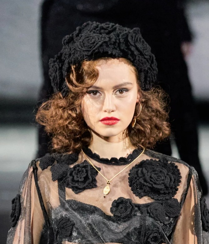 вязаная черная шапка Dolce & Gabbana с цветочными аппеликациями