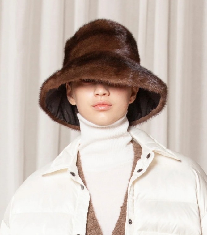 зимняя шляпа от бренда Simonetta Ravizza - из коричневой натуральной норки с форме абажура или колокольчика