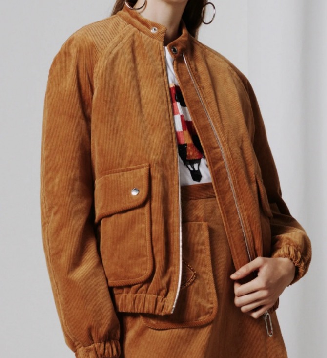 куртка рыжего цвета со стоячим воротником и большими накладными карманами, стильная женская куртка-бомбер из вельвета с рукавами реглан - фото из дизайнерской коллекции Markus Lupfer на 2021 год