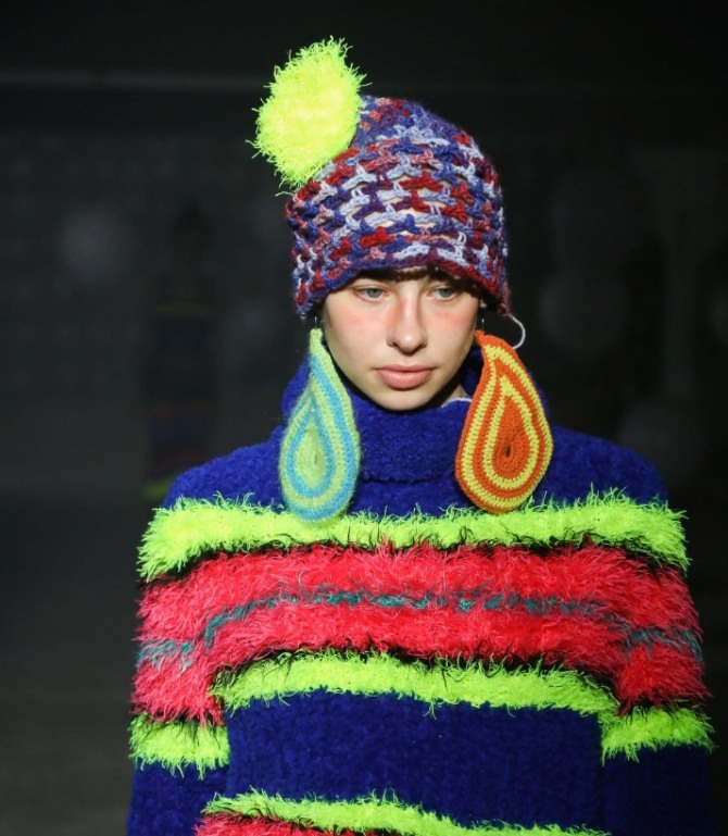 вязаная модная шапка для девушки из нитей разного цвета с помпоном - модный показ KA WA KEY осень-зима 2020-2021