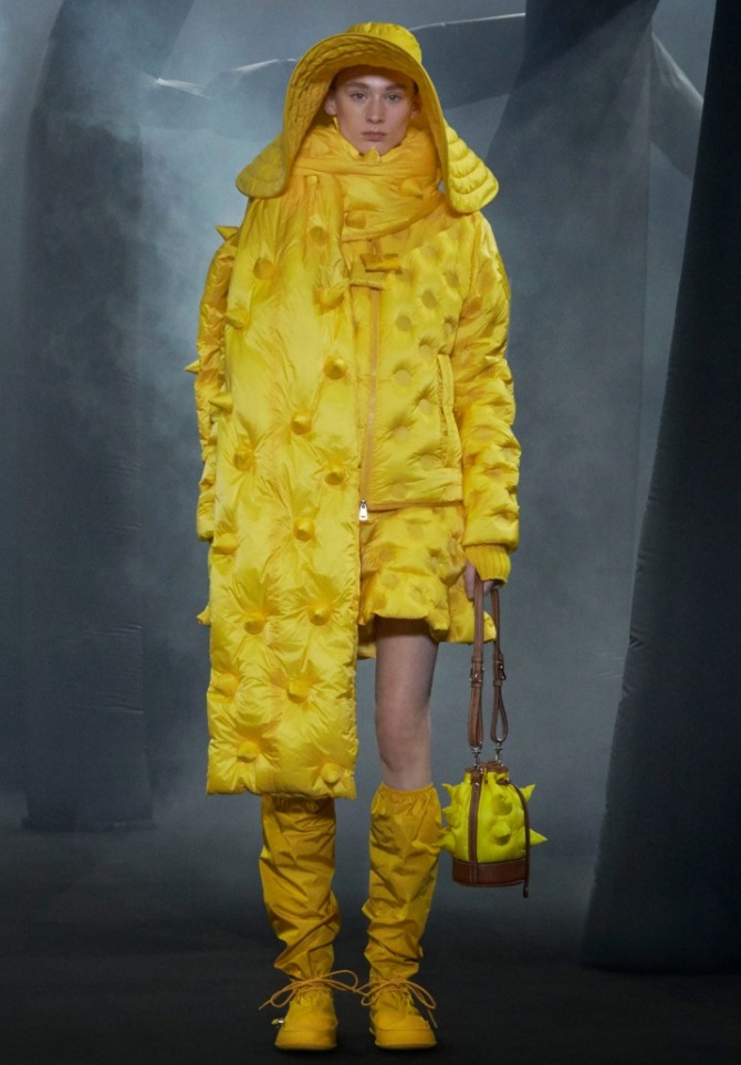 тренды в модной демисезонной одежде для девушек на сезон осень-зима 2020-2021 - желтая дизайнерская куртка стеганая с желтым дутым шарфом